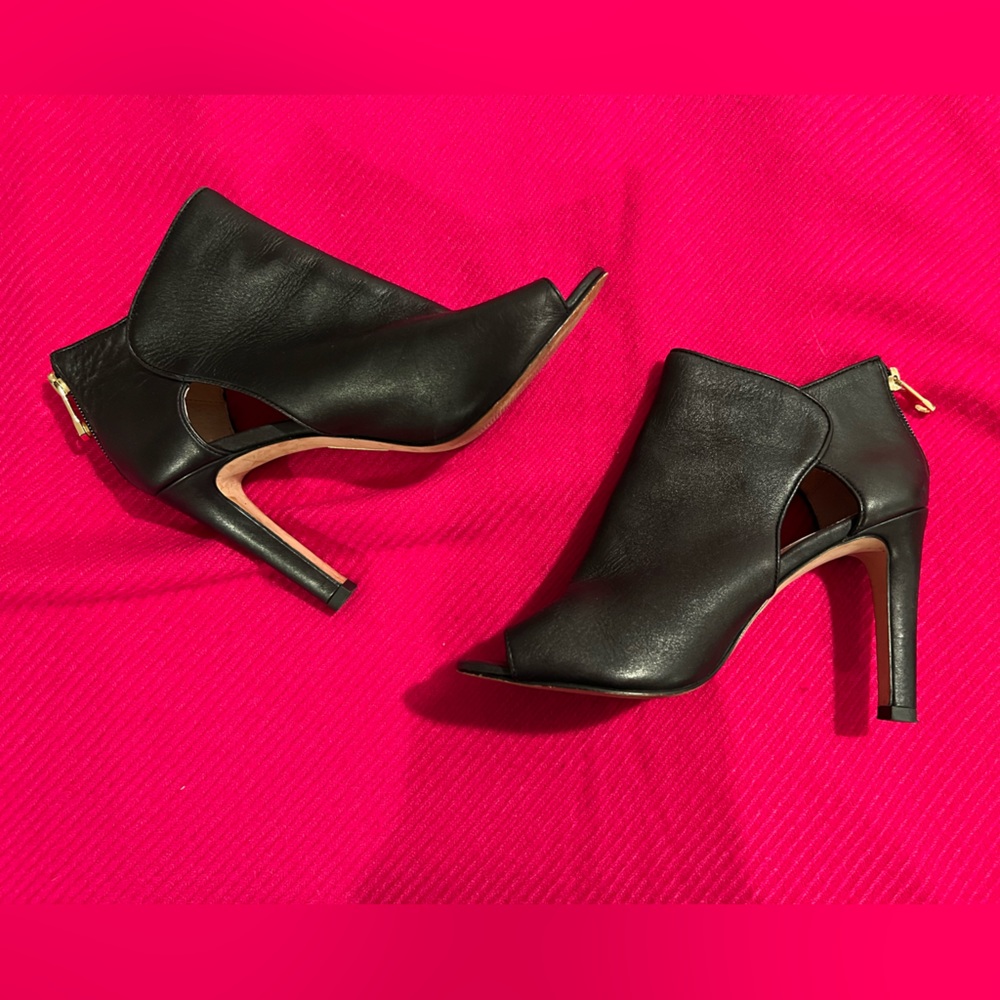 Louise et Cie Black Leather Lo Ilsabelle Peep Toe Cage Zip Heels Sz 8M/38 1/2